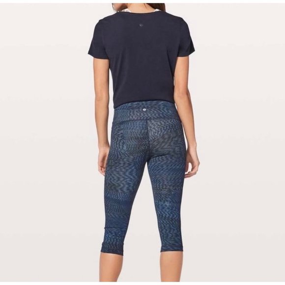 lululemon athletica Pants - Lululemon crop Highrise Wunder under in blue striped Size 6 B53